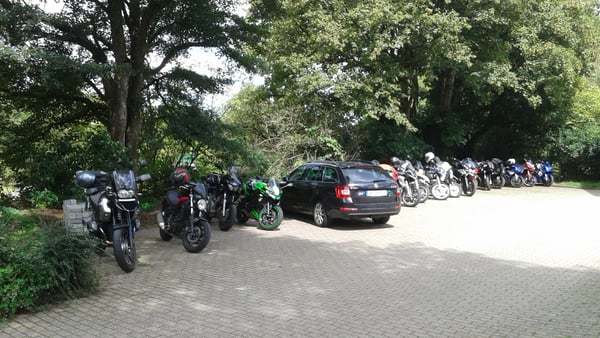 Motorrad im Bistro